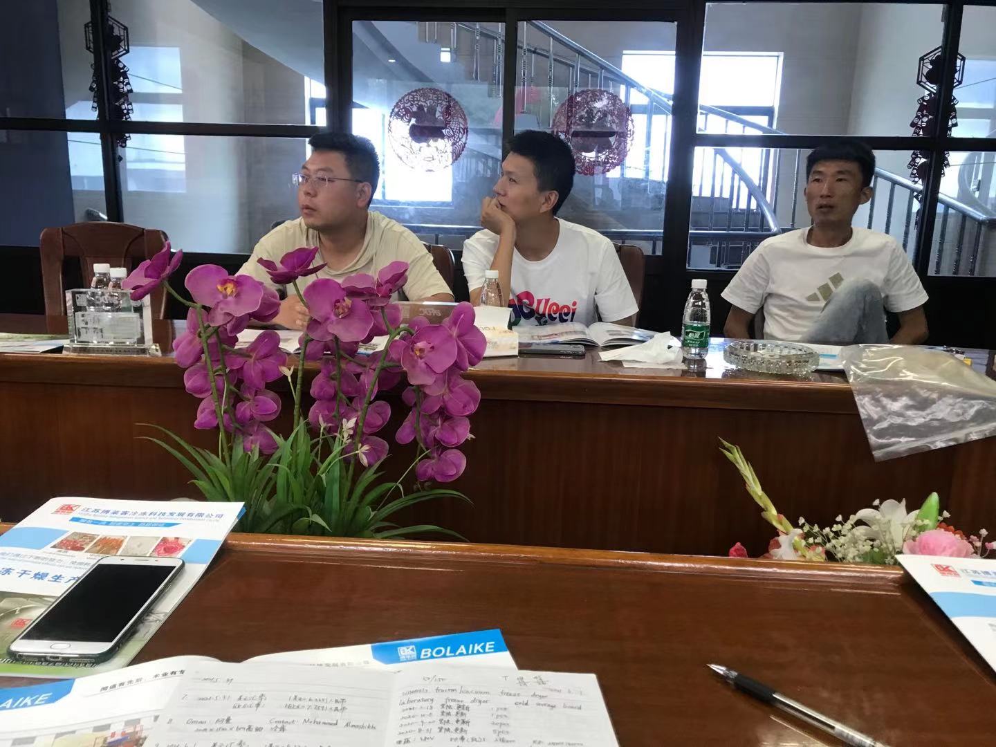 山东临沂客户参观订购2台100平方真空冷冻干燥机